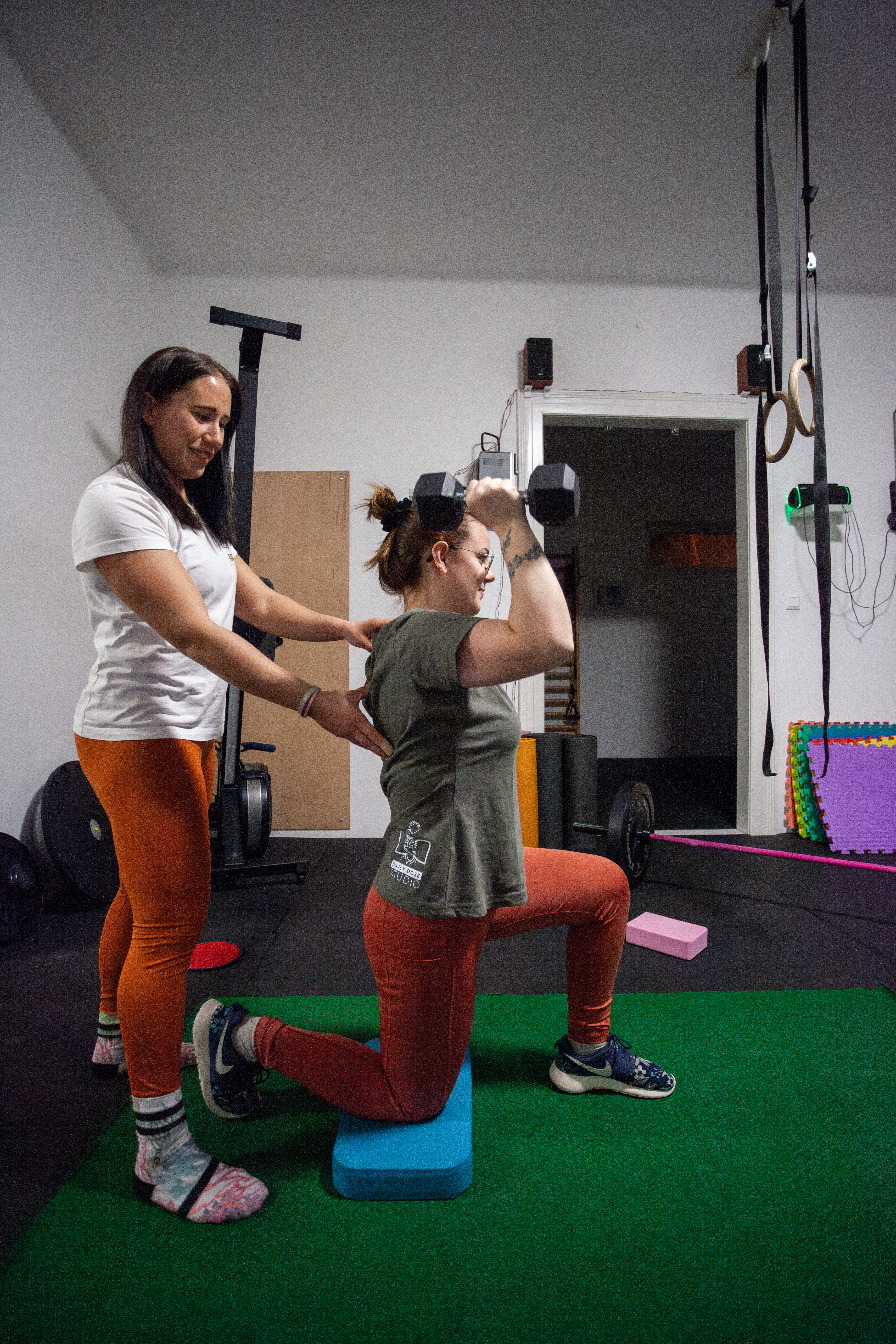 Kovács Kitti funkcionális edzőként segít a helyes testtartásban egy súlyzós gyakorlat során.